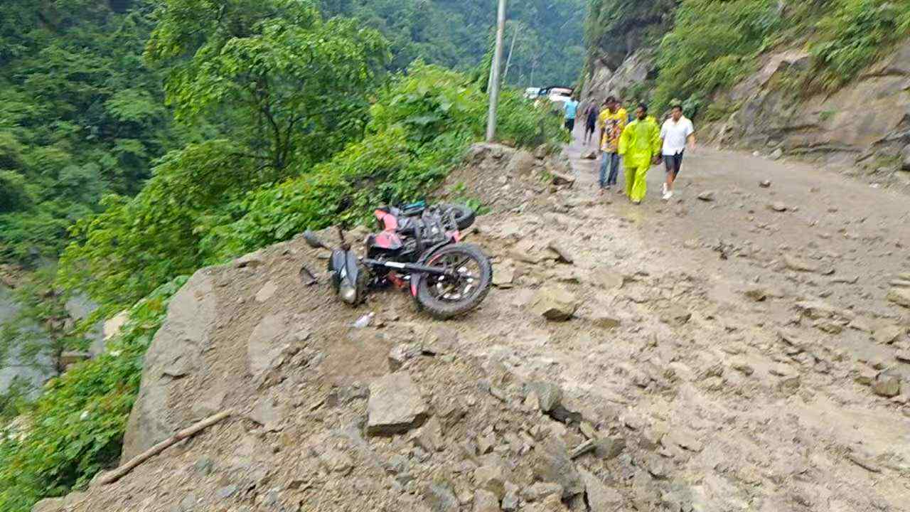 मोटरसाईकलमा पहिरो खस्दा श्रीमानको ज्यान लियो, श्रीमती घाईते